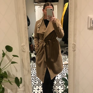 Brun kappa - Säljer min fina kappa! Har fickor och bälte i midjan, från Only🥰