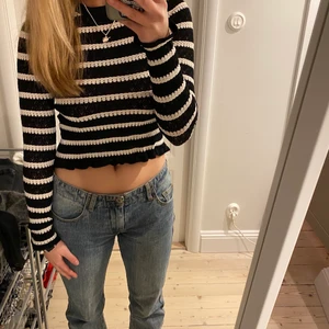 Topp - Säljer denna super snygga och populära topp som är slutsåld ✨ hör av dig vid intresse 💕 stl M men funkar också gör de som är S!! Köparen står för frakten❤️