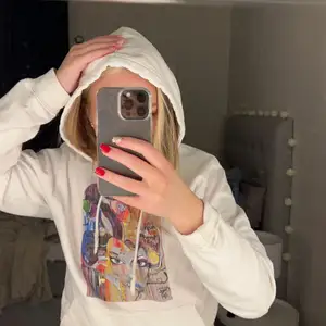 Säljer min hoodie från The cool elephant. Använd en del men trycket är fortfarande mycket fint. Den är storlek S men skulle säga att den sitter mer som en XS. 🤎