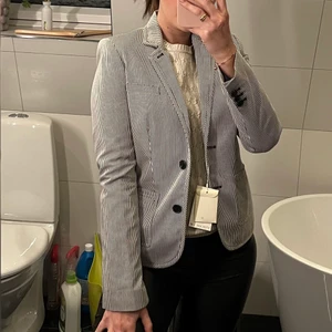 Kavaj från stockholm - Blå/ vit randig kavaj från Stockholm med prislapp på. Nypris 1199kr. 