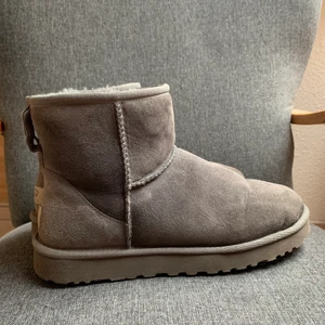 Ugg gråa - Säljer ett par nästintill oanvända Uggs strl 41, funkar lika bra för strl 40