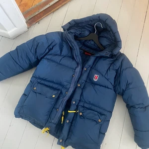 Fjällräven - Säljer denna fjällräven jacka i fint skick, inte använd många gånger! Storlek xxs men stor i storleken så passar en xs/s/m🤍  Endast seriösa köpare!! Kvitto finns på bild, och den är äkta!