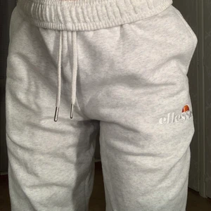 Mjukisbyxor från Ellesse - Säljer mina jättesnygga mjukisbyxor från Ellesse då de tyvärr är för korta. Aldrig använda då de var för små redan när jag köpte dem. Somsagt helt nya så inga slitage eller fläckar. Köparen står för frakten!