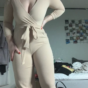 Jumpsuit - En rosa/beige jumpsuit från boohoo som är superfin och sitter som ett smäck💗