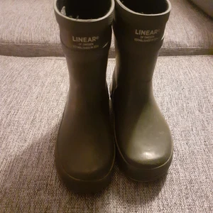 Linear of sweden  - Använda stövlar i storlek 23 mörkgröna med gul sula . Från dinsko 