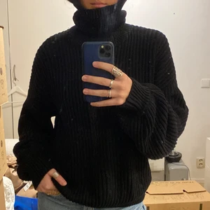 Ribbad polotröja strl. M! - Säljer denna svarta ribbade polotröjan från NA-KD i storlek M! Tröjan är aldrig använd men tyvärr har jag ryckt av prislappen. Säljer den för 200kr!