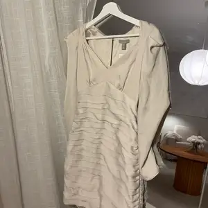 Super fin klänning från H&M storlek 34kr. Inte kommit tills användning men jätte fin på. 