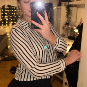 Randig blus/skjorta - En superduperfin randig blus/skjorta i helt perfekt längd, täcker magen men är inte för lång. Storlek 34 och säljes därför den är för liten för mig. Skulle behålla om jag inte hade fullt i garderoben! 