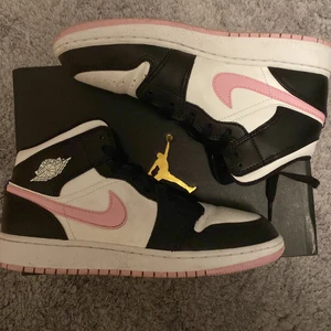 Fina Jordan 1  - Fina Jordan 1 ”Light Arctic Pink” Mid i storlek 38. De är inköpta från Merch Sweden i början på 2021 för 2850kr (kvitto finns). Skicket är väldigt bra. Men finns små tecken på användning med en liten crease. Men liten då jag använt crease skydd och de är använda väldigt sällan. Tvättas även inna de skickas.  Bara att skicka ett medelande vid frågor eller fler bilder. 