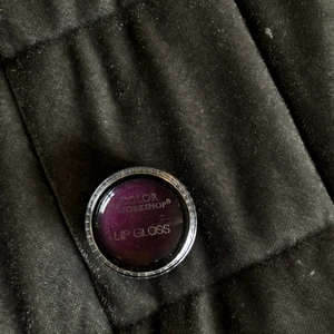 Lipgloss  - Lila läpp glans från ”the color workshop”! Helt oanvänt och orört <3 