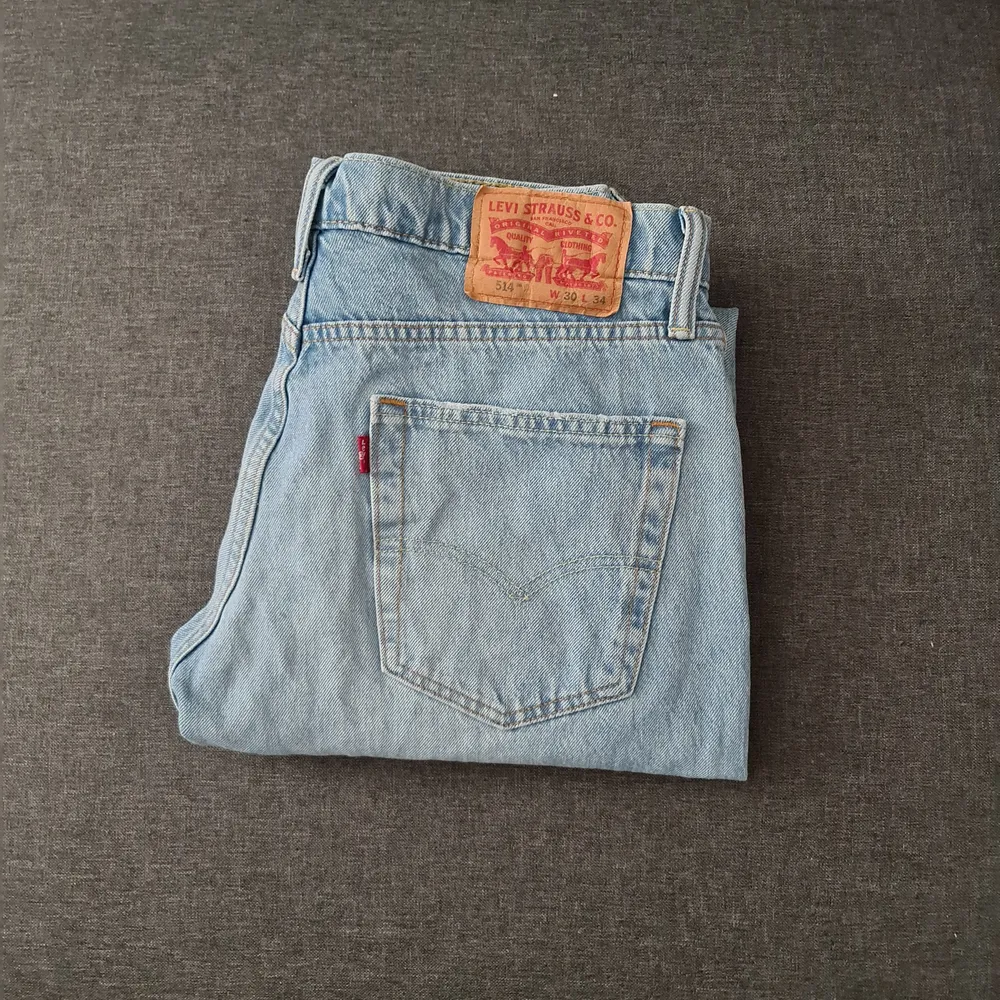 Jätte snygga jeans som tyvärr är för långa på mig. Är 168 så skulle säga att dom passar på någon 170+. Frakt är inte inkluderat.. Jeans & Byxor.