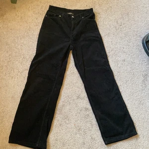 Manchester jeans - Svarta vida/straight manchester jeans från monki storlek 40, passar mig bra med strlk M. Säljer då de är för korta (174cm) skriv för fler bilder eller frågor💜🤛🏻