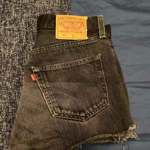 Grå/svarta jeansshorts från Levis! Köpta secondhand 💗 