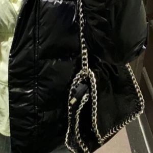 Tiamo väska - Jättefin och trendig Tiamo väska. Säljer endast vid bra bud 🖤 Kan mötas upp i Göteborg annars står köparen för frakt!💗 Skriv för fler bilder❗️ 