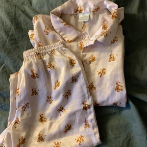 Pjamas  - Sidenpjamas i fint skick med nallebjörnar på. Passar någon som är kortare en 164 cm och bär storlek xs/s 