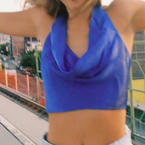 Zara satin topp - Oanvänd, säljer då jag inte hann skicka tillbaka.. storlek xs men passar även s skulle jag säga. 