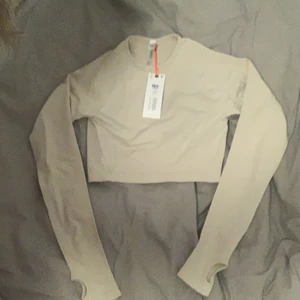 Tränings tröja  - Beige tränings tröja från Lindex i st xs. Använd 1 gång så prislappen är borta men den är i nyskick. Köpte för 350kr o säljer för 250kr