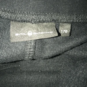 Sail Racing mjukisbyxor svart - Knappt använda. Köptes på kidsbrandstore i September. Säljes pga att jag inte använder dem.