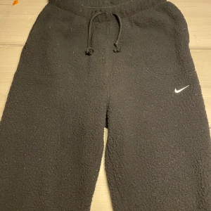 Lurviga nike byxor - Väldigt sköna Nike byxor, endast testade fåtal gånger! Dem är i small men passar även medium och X small