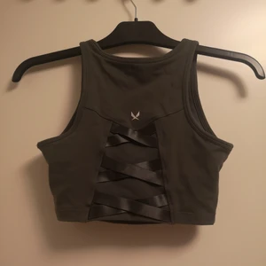 Sportbh soc - Denna sportbh är ifrån soc sportswear och är i storlek XS. Färgen är grågrön och den har resårband i bak (bara detalj, går inte att justera) och är vadderad. Oandvänd o köpte för 300kr och säljer den nu för 200kr 