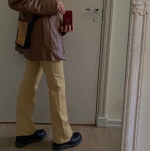 Brun läderjacka  - Brun läderjacka köpt på secondhand! Storlek Large! Äkta läder, väl använd men fint skick. Köpt för 400kr på myrorna, säljes för 200kr. Frakt tillkommer!