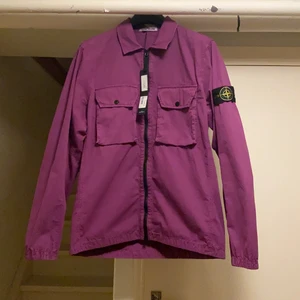 Stone island overshirt  - Säljer min helt oanvända lila Stone island overshirt. Galejn ingår nypris ca 3500. Är 180 och vanligtvis m/l i storlek och den passar bra skulle även passa på folk i s