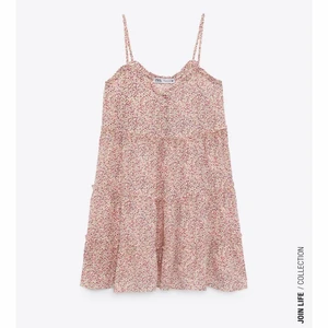 Zara klänning - Helt slutsåld zara klänning, aldrig använd & prislappen sitter kvar. Säljer då den är för stor och jag inte hann lämna tillbaka🙌🏼🙌🏼 Nypris: 359 kr