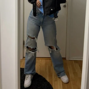 Zara jeans  - Supersnygga jeans från Zara som inte säljs längre!💙 Köp direkt för 400. BUD LIGGER PÅ 200