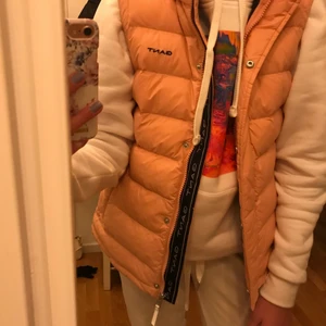 En jätte fin rosa gant väst!👌❤️ - Det är en ros gant väst! Storleken är 158-164 (13-14 år). Den är hel rosa men inuti är den mörkblå/svart.❤️ Jag säljer den för 450kr plus frakt 35kr.❤️ 