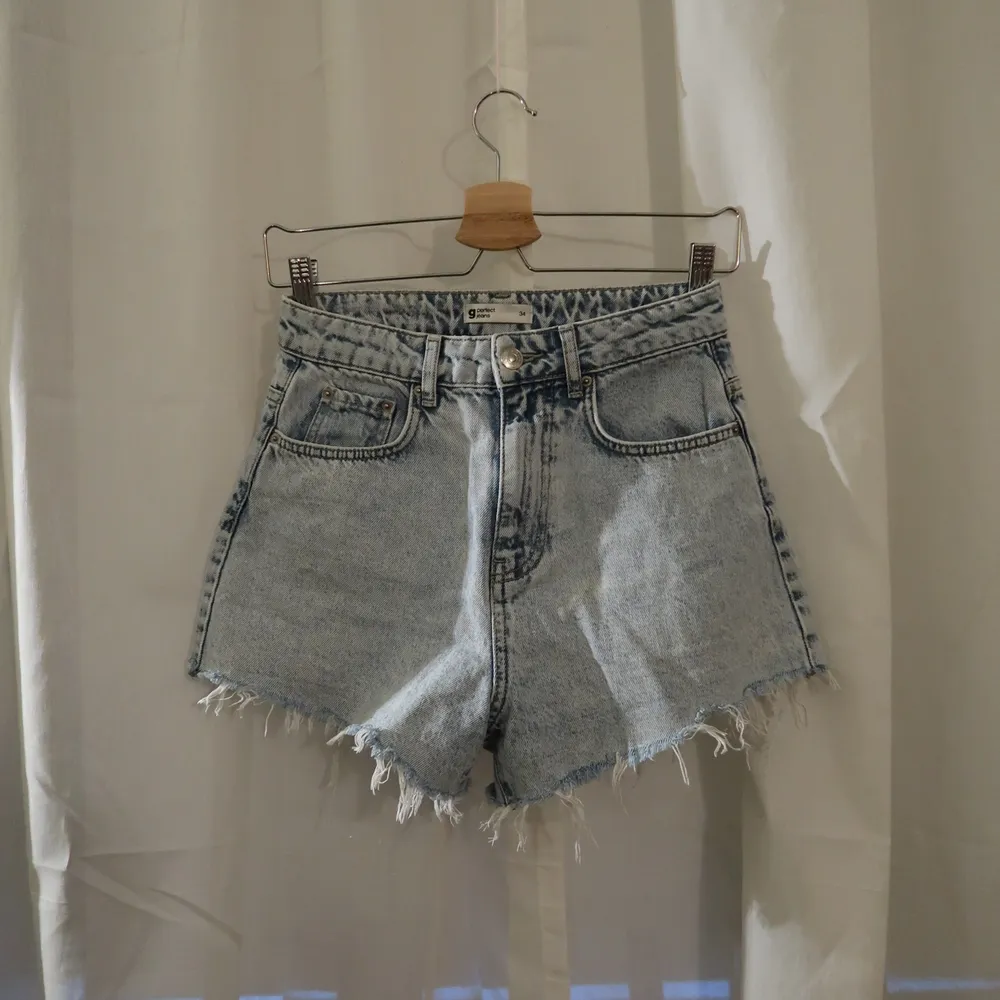 Snygga jeansshorts från Gina Tricot i storlek xs, säljer p.g.a för små. Frakt tillkommer på runt 60 kr💕. . Shorts.