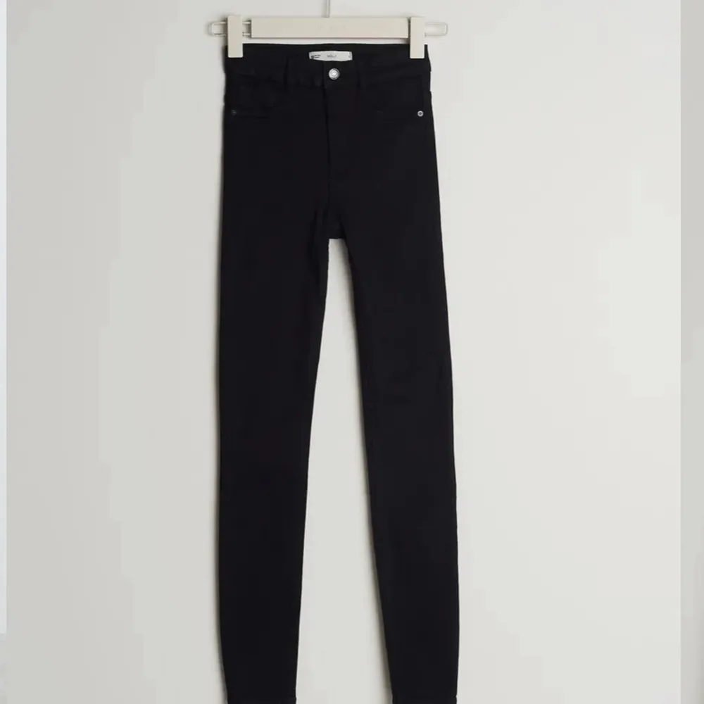 Jättefina jeans från Gina Tricot i storlek S, säljer de nu för att de är för små och kommer aldrig till användning längre (köparen står för frakten). Jeans & Byxor.