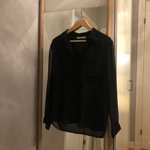 Skjorta mesh - Tunn skjorta i mesh som är genomskinlig nedanför brösten. Passar mig som normalt sett bär S/M