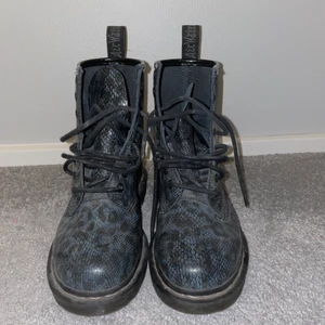 Dr. Martens - Helt oanvända (!!!)  Dr.martens i deras gamla limited edition utgivning, jätte ballt diskret Leo print, skriv i chatten för fler bilder😊