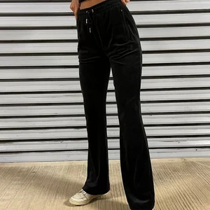 Juicy Couture 🖤 - Säljer mina knappt använda juicy byxor 🖤 använder dom aldrig så dumt att dom bara ligger, priset går att diskutera vid snabb affär (bilden är låna) 