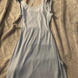 Lång klänning - Säljer nu denna fina långa klänning som varit en av mina favoriter men den kommer knappt till användning nu för tiden 🤍 pris kan diskuteras då jag vill bli av med allt så fort som möjligt🤍