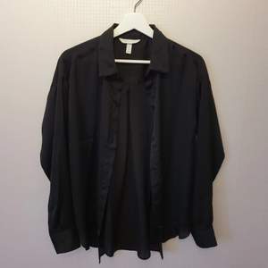 En svart skjorta från HM, strl S. Silkigt material. Knappt använd 🖤 Köparen står för frakt