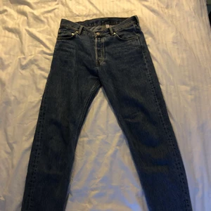 Weekday Byxor - Skitsnygga Ljusblå Weekday byxor köpta för ett år sedan, lätt använda. Modell Barrel och storlek 30/30.  För små för mig men de kanske passar er. Fråga gärna frågor och om mått eller bilder behövs är det bara att skriva.