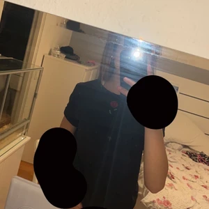 Svart kort armad tröja 🌹 - Svart tröja med en roas, inget fel på tröja helt oskadad inga missfärgningar eller något☺️ storlek M men passar även till en XS 