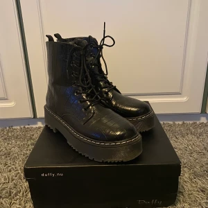 Svarta boots  - Säljer dessa snygga boots från Duffy. Är i princip oanvända och därför i bra skick😊 frakt tillkommer!