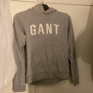 Gant tröja  - Gant hoodie i fint skick inga fläckar. Säljer då den har blivit för liten på mig 