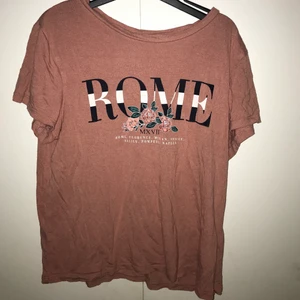 T-shirt - Säljer denna fina t-shirt med tryck. Luftig och skön på sommaren. Litet hål i högra axel, men inget som syns alls, är även enkelt att sy ihop. Kontakta mig för fler bilder. Priset kan möjligtvis diskuteras.