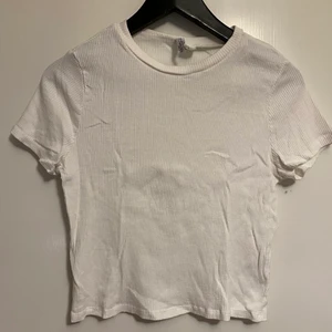 H&M  - Ribbad, vit magtröja från H&M, storlek XL. Bra skick. 