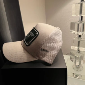 John Hatter keps - Säljer min vit/gröna John Hatter keps, pågrund av att jag inte använder den längre. Hör av er vid frågor!