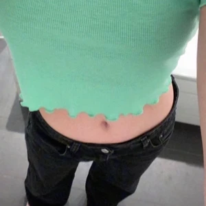 weekday jeans - lågmidjade jeans från weekday, modellen heter ray . jag bär storlek 36/38/S/M i byxor och är ca 170cm 