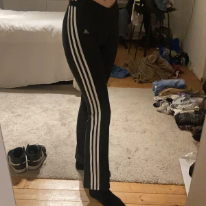 Träningsthights - Träningsthights från adidas super sköna och sitter jätte bra, dom är helt oanvända då jag har flera likadana 