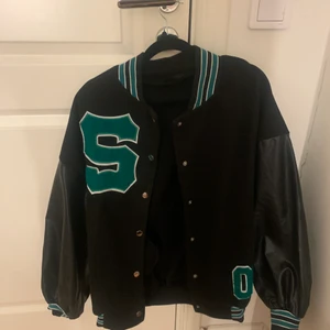 Collage jacka  - En svart grön collage jacka, använd endast 2 gånger, den är oversize så den passar alla från XS till L
