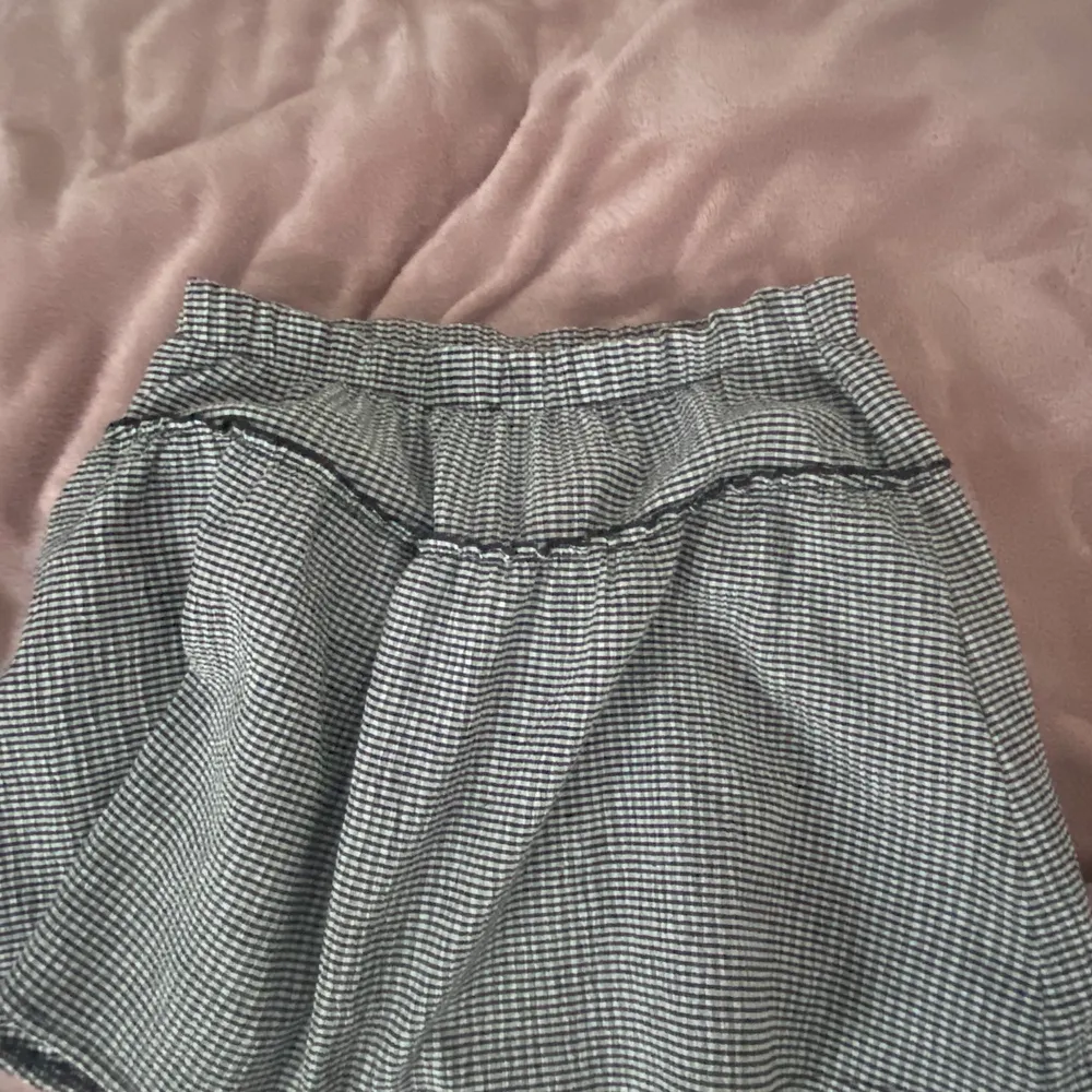 Så fin rutig kjol från zara kids men är som en S😊 det är shorts under kjolen❤️ buda från 100kr. Kjolar.
