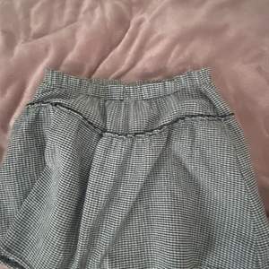 Så fin rutig kjol från zara kids men är som en S😊 det är shorts under kjolen❤️ buda från 100kr