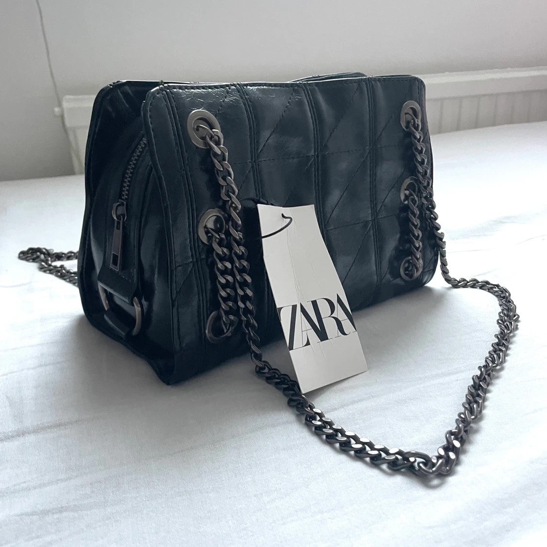 Svart väska med kedja från zara - 90