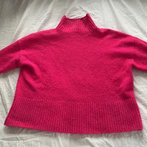 Rosa stickad tröja med krage från & other stories i storlek XS. Kan mötas upp på Lidingö eller i centrala Stockholm 